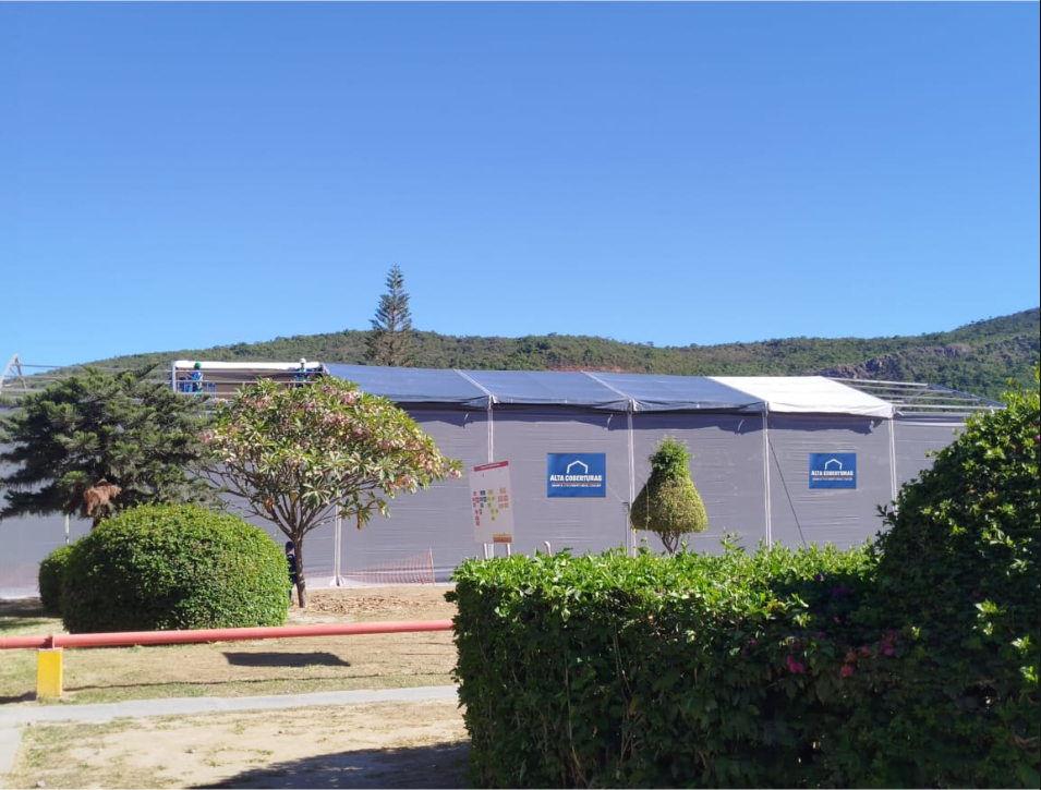 Fechamento em lona instalado em galpão