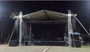 Lona instalada em estrutura de palco para evento