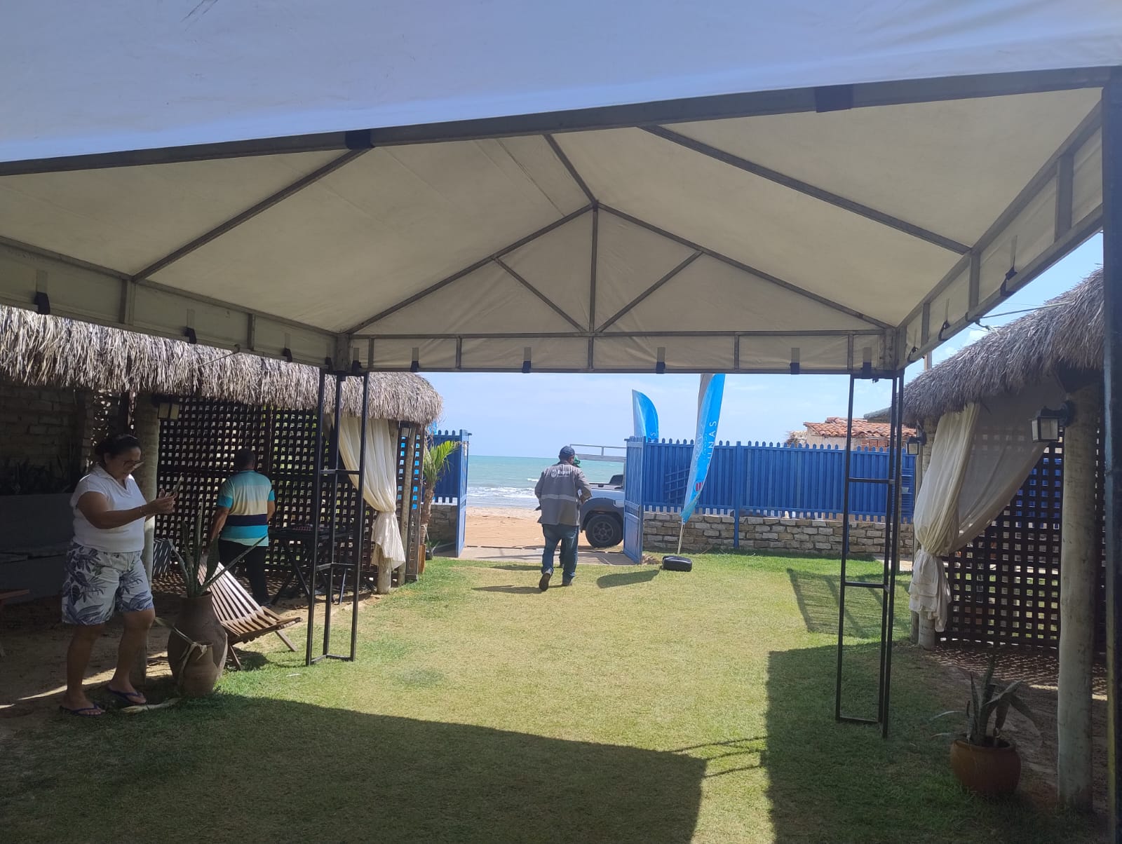 Tenda piramidal instalada em área externa