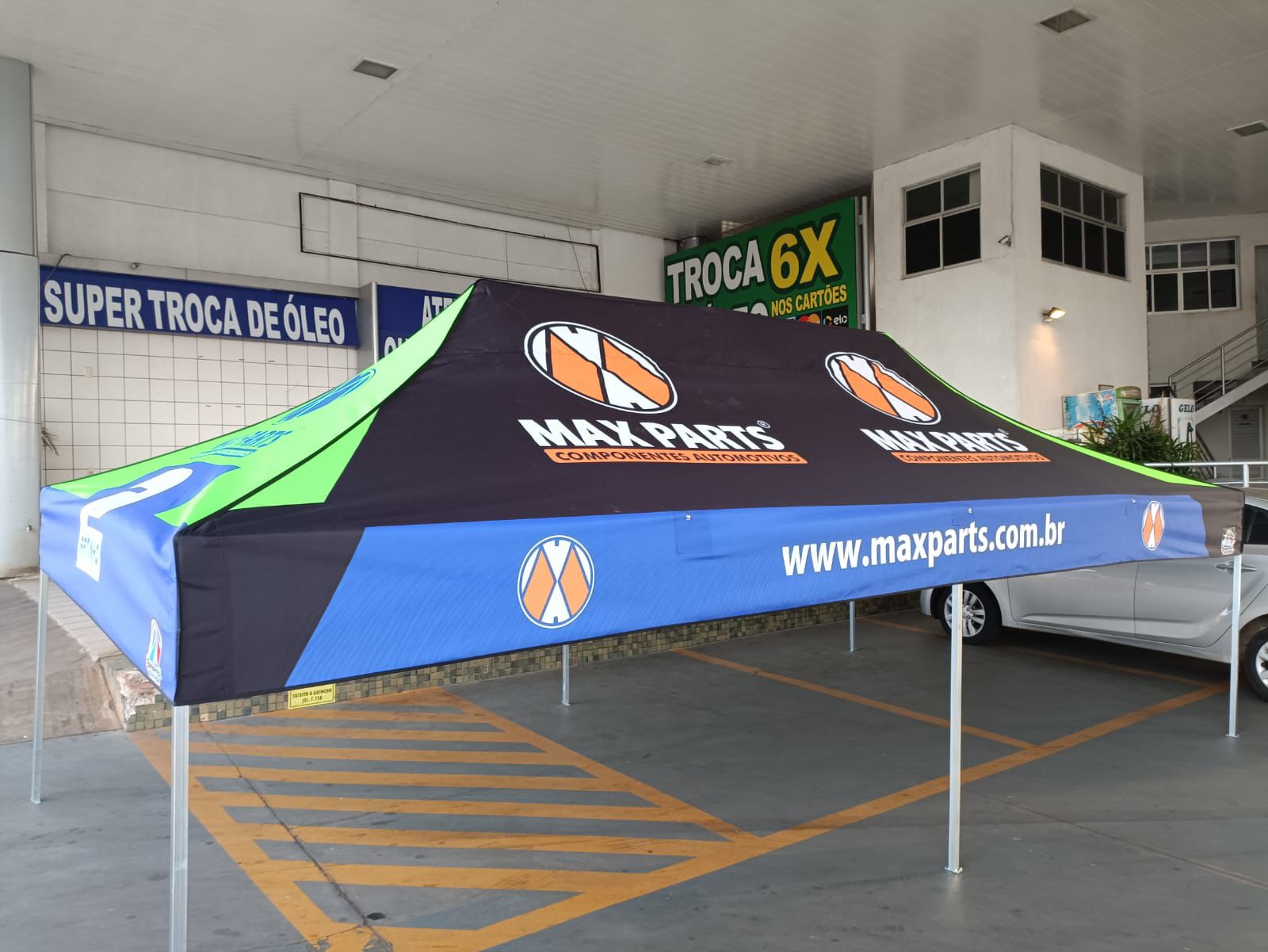 Tenda sanfonada personalizada instalada em área comercial